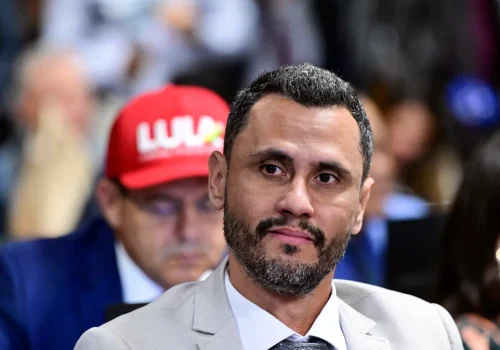 Cleitinho atinge 50% dos votos válidos na véspera da eleição em Minas Gerais