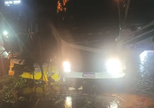 Colisão entre ônibus e caminhão na BR-407 resulta em morte e feridos