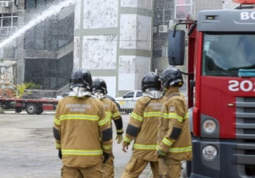 Corpo de Bombeiros resgata homem perdido em região de mata em Camaçari