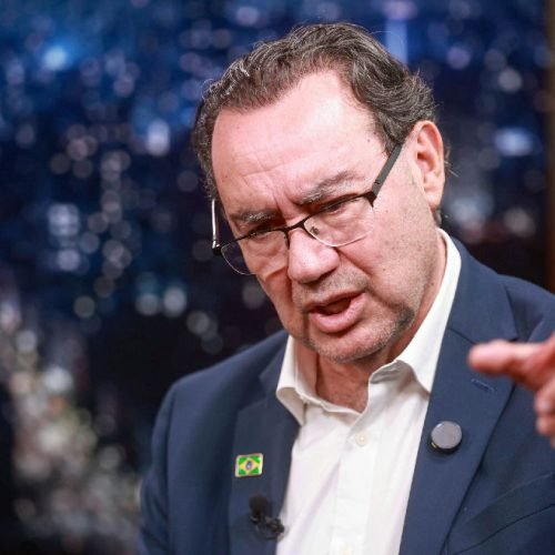 Crescimento de Augusto Cury no Instagram gera questionamentos entre adversários políticos