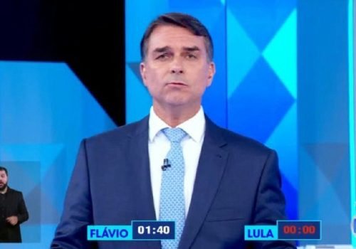 Debate presidencial da TV Globo revela mudança de postura em Flávio Bolsonaro