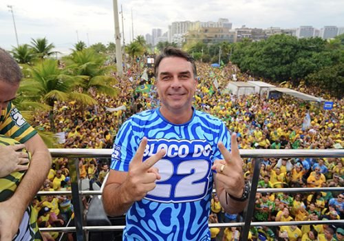 Democratas exigem do Departamento de Estado respostas sobre o aval de Donald Trump à saída de Flávio Bolsonaro do Brasil