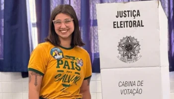 Deputada bolsonarista que nega feminicídio participa de ato político em Salvador