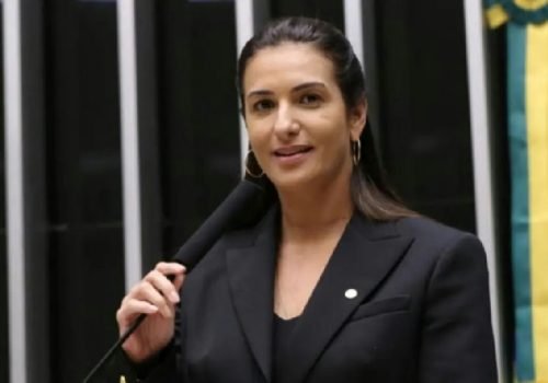 Deputada federal Roberta Roma permanece em UTI na capital baiana após sofrer infarto