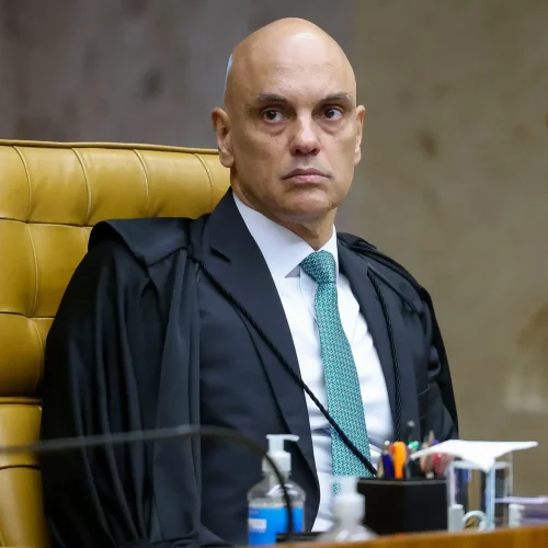Deputado baiano solicita prisão de Alexandre de Moraes após revelações sobre contatos