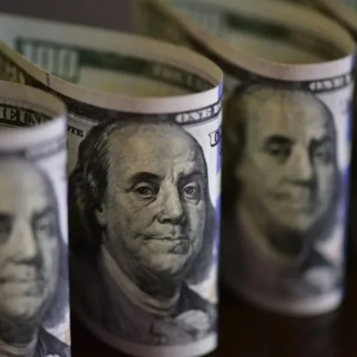 Dólar inicia pregão em alta pressionado por incertezas globais e cenário fiscal