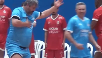 Douglas provoca Internacional com dancinha após gol em jogo festivo