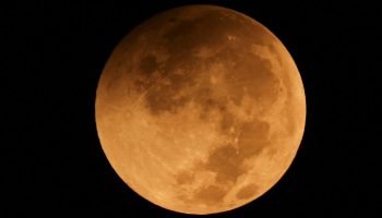 Eclipse lunar parcial encanta observadores ao redor do planeta