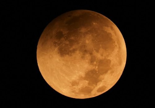Eclipse lunar parcial encanta observadores ao redor do planeta