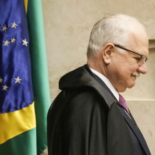 Edson Fachin suspende sessão do STF em momento de tensão entre magistrados