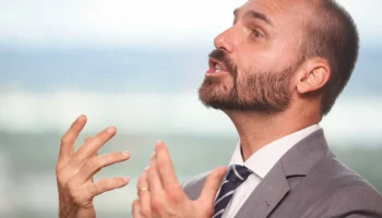 Eduardo Bolsonaro alega fraude nas eleições brasileiras em vídeo