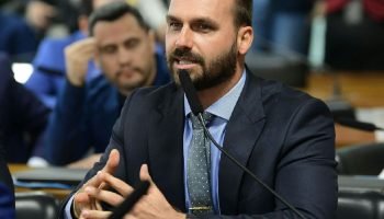 Eduardo Bolsonaro retira candidatura a suplente ao Senado por São Paulo