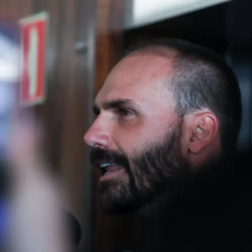 Eduardo Bolsonaro retira candidatura a suplente no Senado por São Paulo