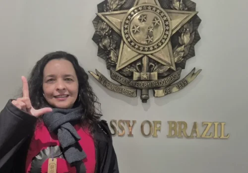 Eleitora brasileira na Nova Zelândia registra primeiro voto para presidente no exterior