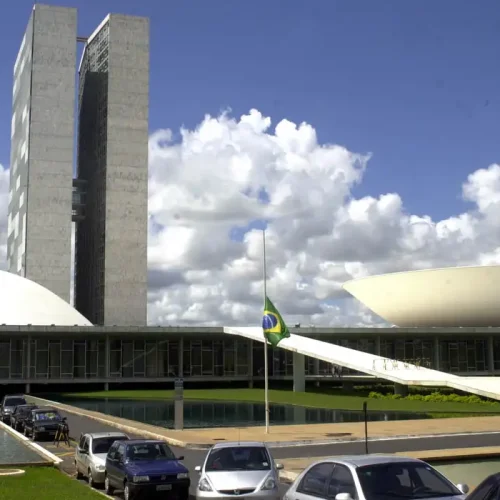 Eleitores brasileiros mantêm indecisão sobre votos para o Senado e Câmara