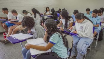 Encceja 2026 aplica provas neste domingo para jovens e adultos em todo o Brasil