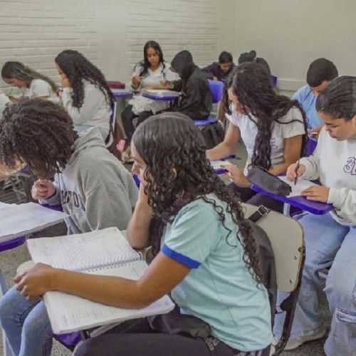 Encceja 2026 aplica provas neste domingo para jovens e adultos em todo o Brasil