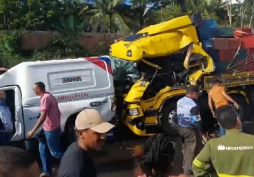 Engavetamento na Br-324 causa congestionamento de 10 km e interdição de faixas