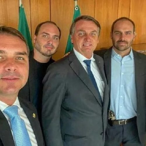 Entorno de Flávio Bolsonaro vê com apreensão papel de Eduardo na diplomacia de futuro governo