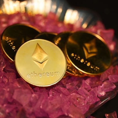 Ethereum mantém estabilidade no mercado enquanto investidores monitoram oscilações