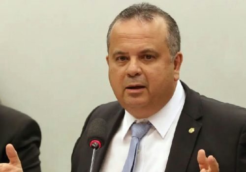 Ex-coordenador relata sumiço de Flávio Bolsonaro e aponta viagem após derrota