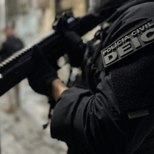 Ex-sargento do Exército é preso em Camaçari por suspeita de tráfico de armas