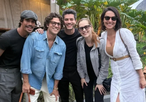 Fãs se comovem com foto de reencontro do elenco de Rebelde em velório