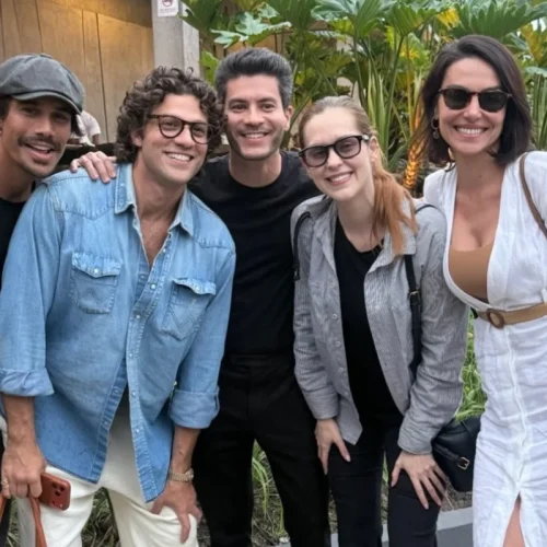 Fãs se comovem com foto de reencontro do elenco de Rebelde em velório
