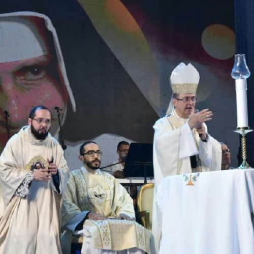 Fiéis encerram homenagens a Santa Dulce dos Pobres com missa campal em Salvador