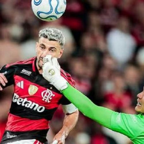 Flamengo supera expulsão e garante vaga na semifinal da Libertadores
