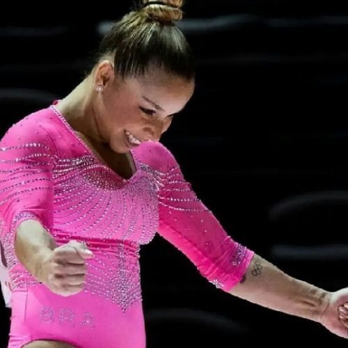 Flávia Saraiva conquista medalha de ouro nas paralelas assimétricas na Hungria