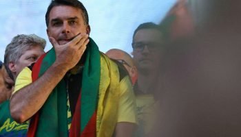 Flávio Bolsonaro assume tom golpista em carta e gera tensão internacional