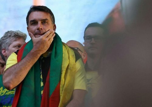 Flávio Bolsonaro assume tom golpista em carta e gera tensão internacional