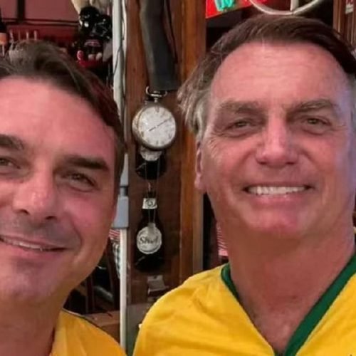 Flávio Bolsonaro busca orientação de Jair após votação sobre escala 6x1
