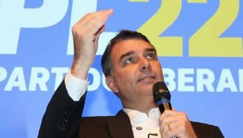 Flávio Bolsonaro condiciona abertura de sigilos a ex-chefe de gabinete