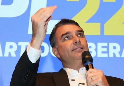Flávio Bolsonaro condiciona abertura de sigilos a ex-chefe de gabinete