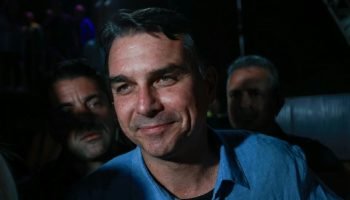 Flávio Bolsonaro condiciona participação em debates à presença de Lula