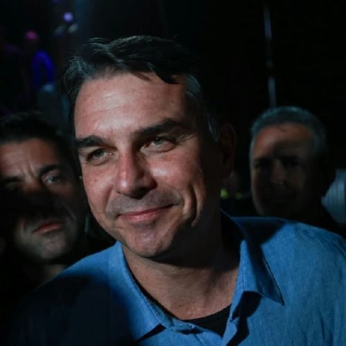 Flávio Bolsonaro condiciona participação em debates à presença de Lula
