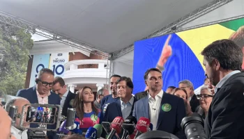 Flávio Bolsonaro confirma ausência no debate da Band e avalia participação na TV Globo