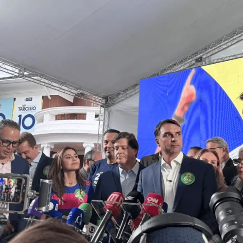 Flávio Bolsonaro confirma ausência no debate da Band e avalia participação na TV Globo