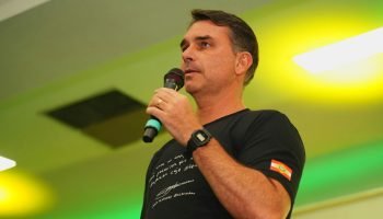 Flávio Bolsonaro confirma presença em debate da Band após recuo