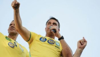 Flávio Bolsonaro confirma presença em debate da Globo e mira confronto com Lula