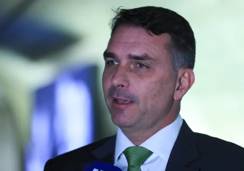 Flávio Bolsonaro critica regulação de apostas e rotula governo como pai do Tigrinho