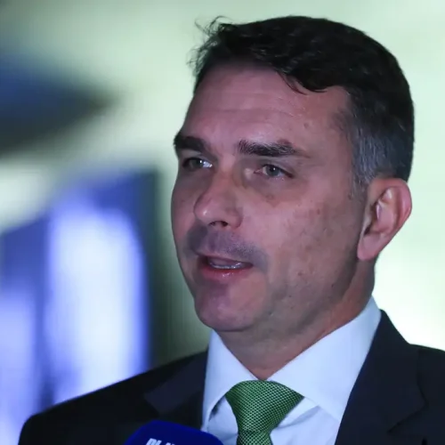 Flávio Bolsonaro critica regulação de apostas e rotula governo como pai do Tigrinho