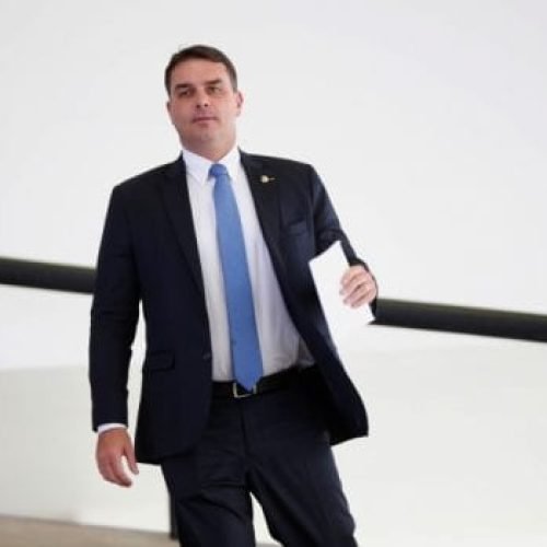 Flávio Bolsonaro declara apoio ao fim da escala 6x1 e cita vontade do trabalhador