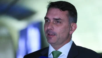Flávio Bolsonaro defende cautela legislativa sobre o futuro das apostas esportivas