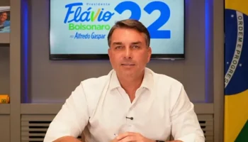 Flávio Bolsonaro defende PEC alternativa para jornada de trabalho e evita polêmica sobre escala 6x1