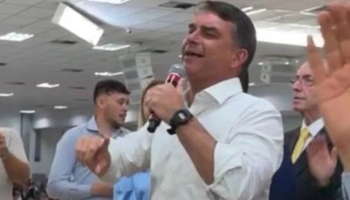 Flávio Bolsonaro e Eduardo Cunha celebram Dia dos Pais em culto evangélico