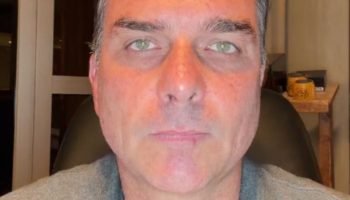 Flávio Bolsonaro justifica saída do país em live e apoia Marinho