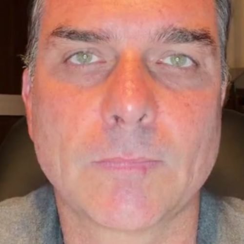 Flávio Bolsonaro justifica saída do país em live e apoia Marinho